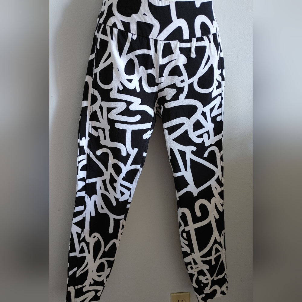 Graffiti print XS New York & Co crops